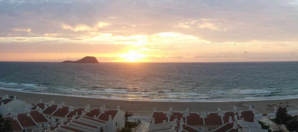 Isla Grosa al amanecer en verano, desde la Urbanización de Los Ibicencos. Kilómetro 9,8 de La Manga del Mar Menor.