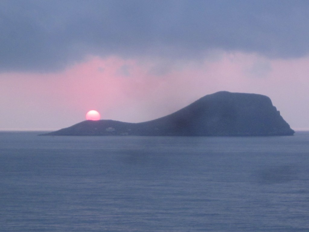 Isla Grosa al amanecer en verano, desde la Urbanización de Los Ibicencos. Kilómetro 9,8 de La Manga del Mar Menor.